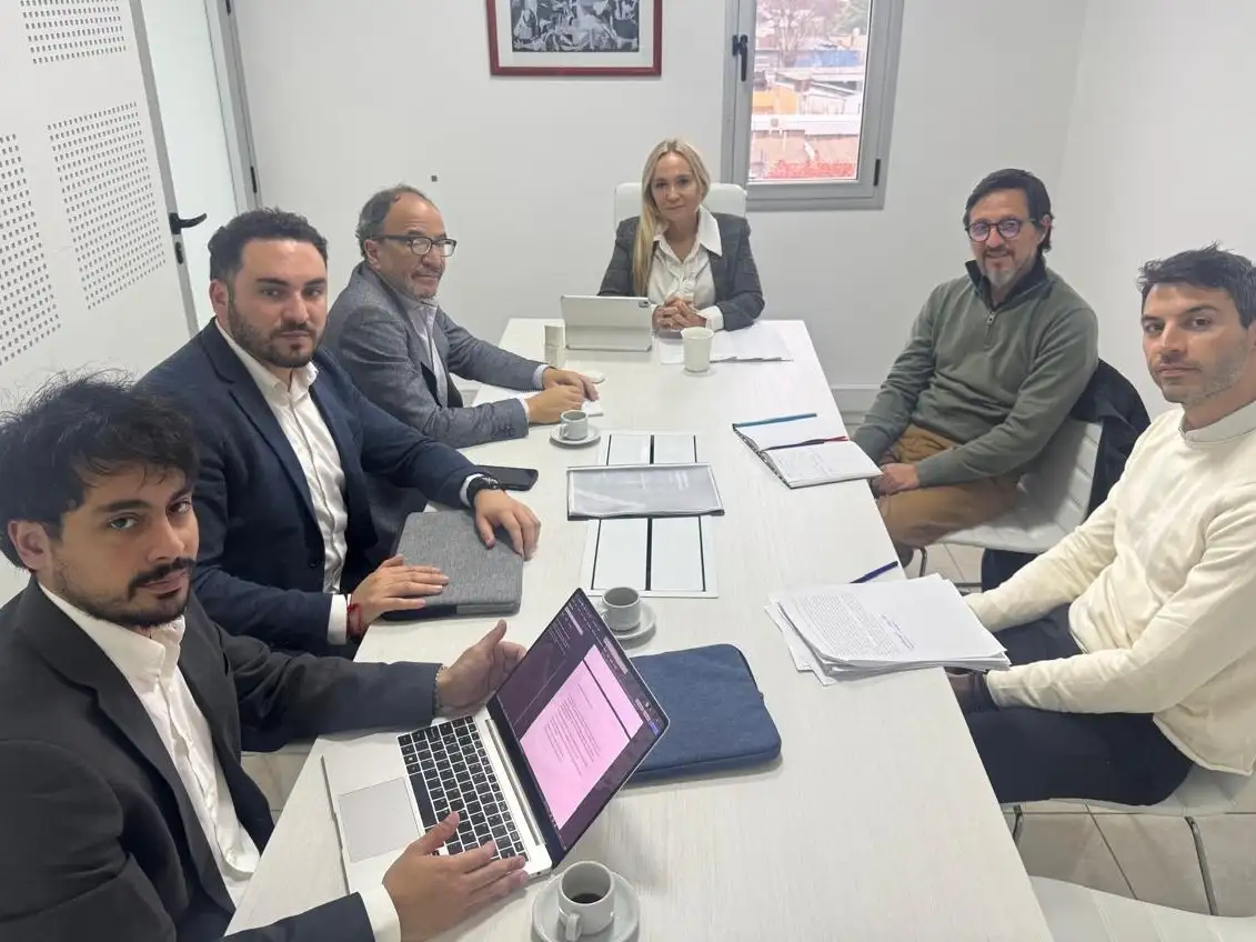 María Cecilia Vranicich, junto a sus colaboradores Gustavo González y Mauro Trucco, y los visitantes Gustavo Palmieri, Kevin Nielsen y Juan Cardozo. Foto: MPA