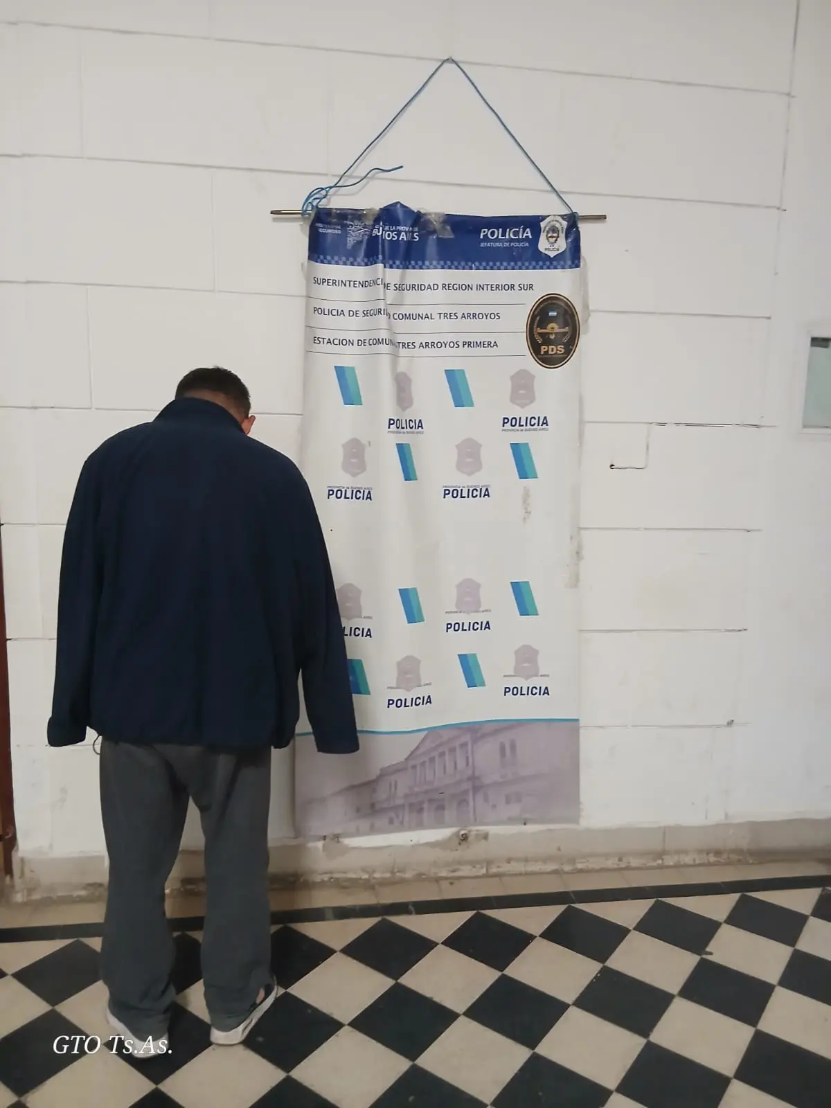 Lo aprehendieron por violar una restricción de acercamiento hacia su expareja