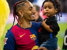 Raphinha y su hijo Gael.
