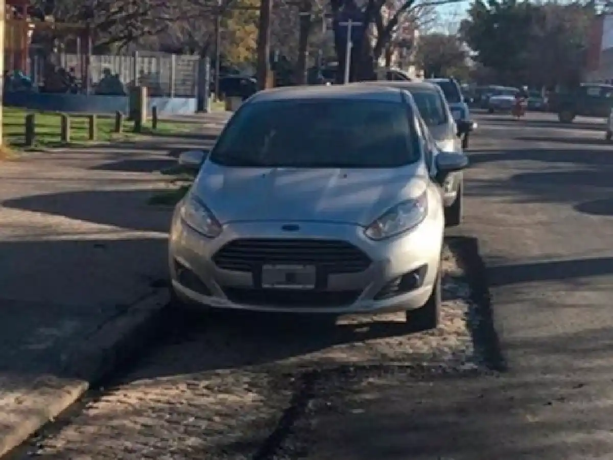 Desopilante: Asfaltaron una calle sin remover los autos que estaban estacionados