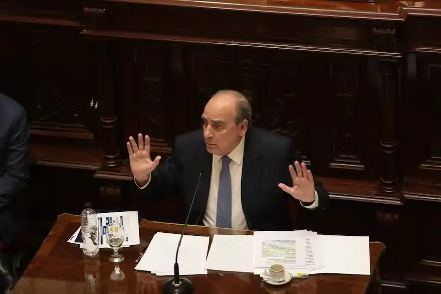 Francos defendió el veto a Bahía Blanca y después se retiró del Senado en medio de un escándalo