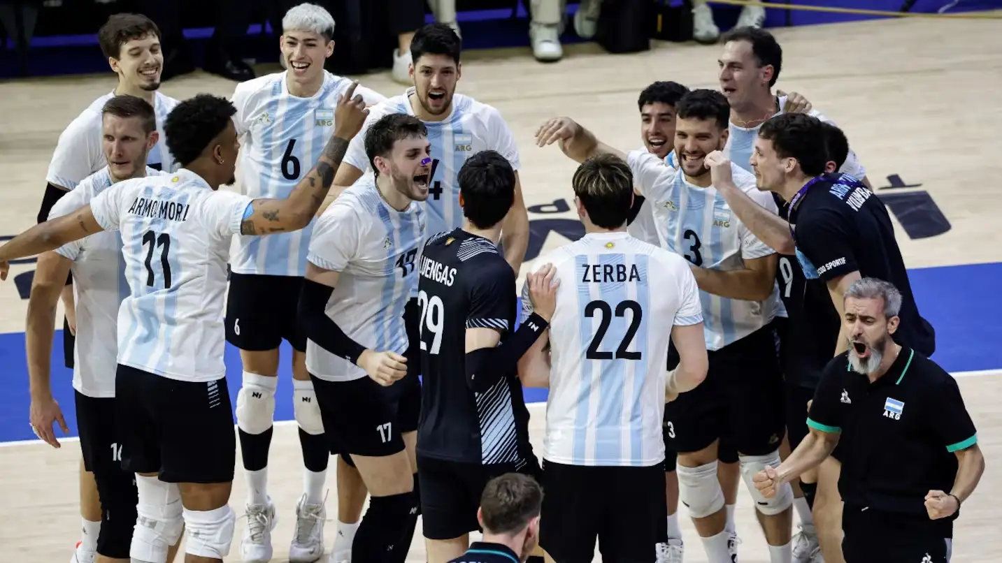 El equipo de Marcelo Méndez concretó una sufrida clasificación, luego de la remontada del último bicampeón olímpico que lo puso al borde de la despedida en el torneo.