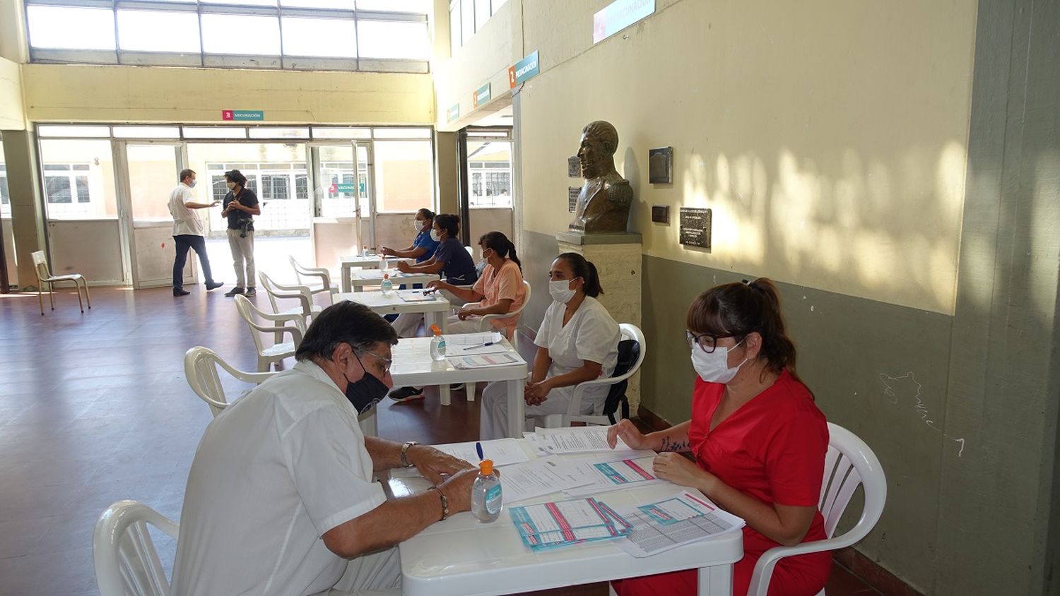 Comenzó la vacunación contra el coronavirus en la escuela Industrial y aplicarán 150 dosis por día