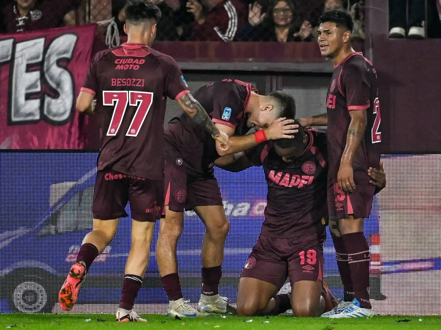 Los jugadores de Lanús festejan el gol del triunfo.