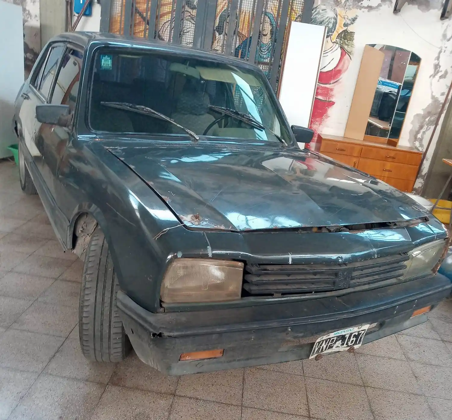 Un Peugeot 504, el atractivo del nuevo Shopping Luján