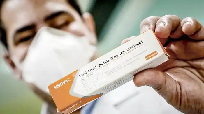 Investigan en Brasil unos 30.000 casos de personas que recibieron tres dosis de vacunas