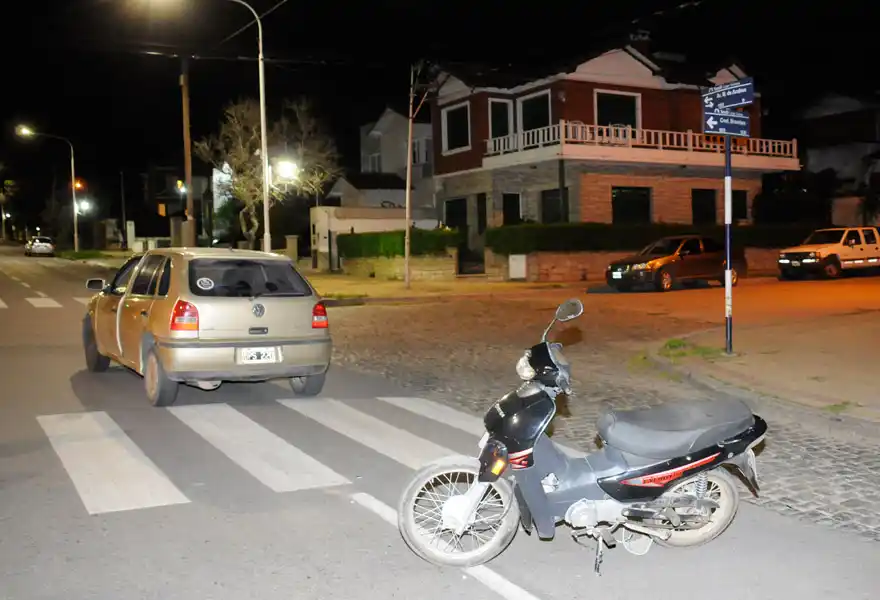 Una mujer sufrió traumatismo de cráneo tras chocar con su moto