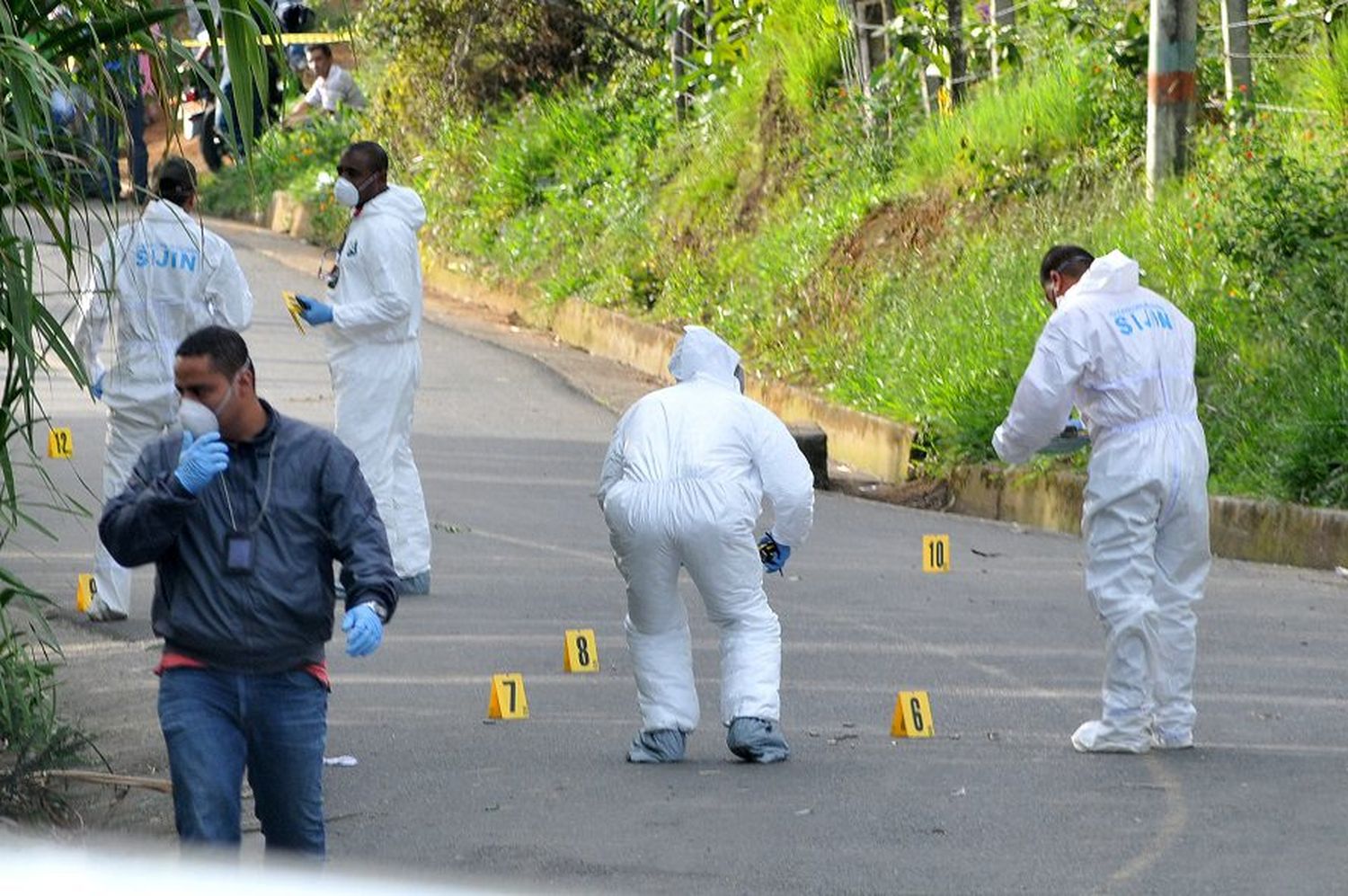 Mujer soportó balacera durante horas abrazada al cuerpo de su esposo