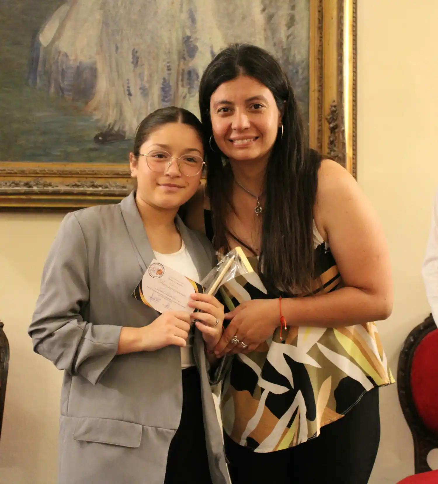 Laura Tasistro entrega un certificado-