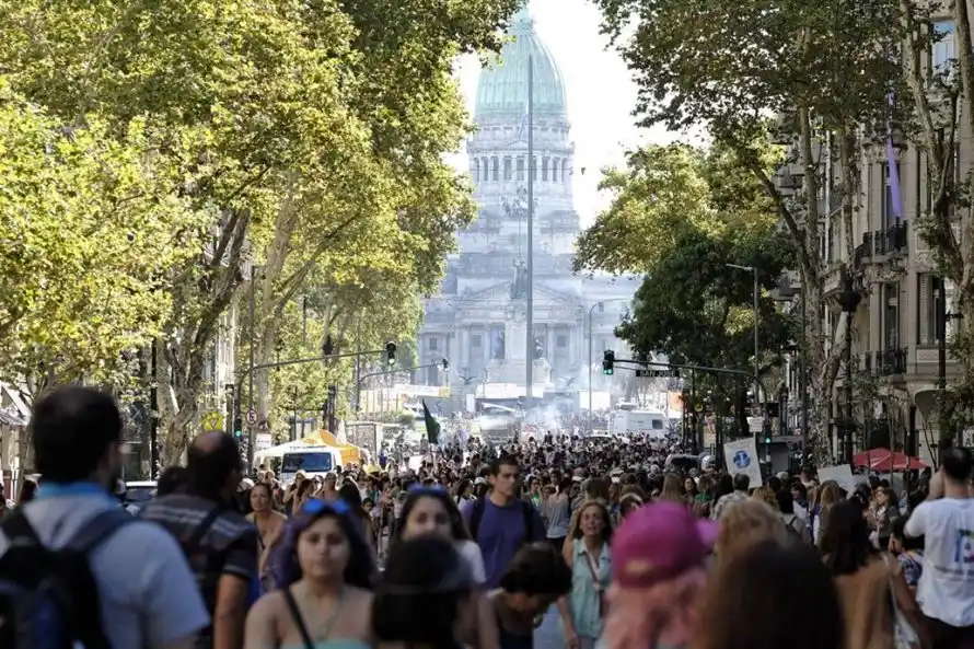 Masiva concentración frente al Congreso por el Día de la Mujer