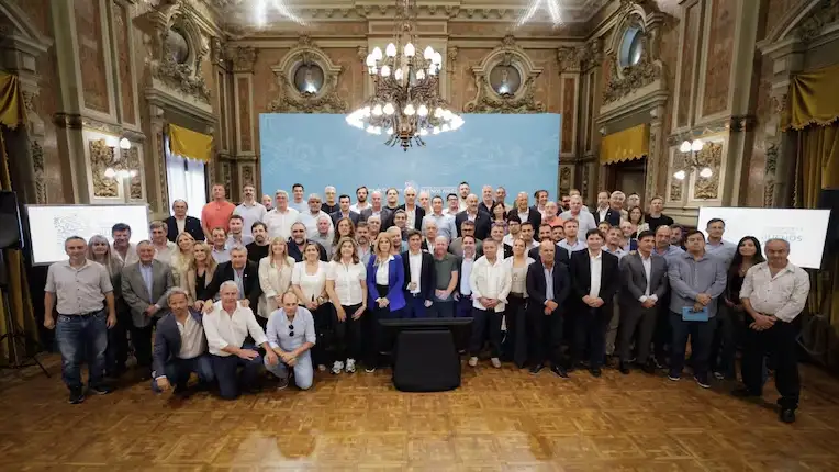 Kicillof se reunió con intendentes, criticó al gobierno nacional y prometió reforzar el envío de fondos