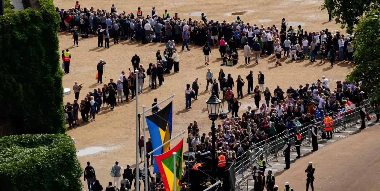 Una multitud espera para despedirse de la reina Isabel II