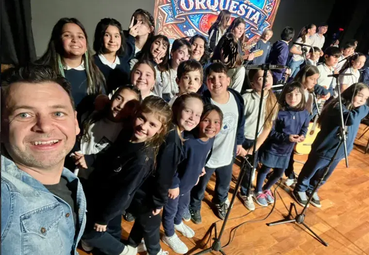 Estudiantes santafesinos versionaron un tema de Oasis y el video llegó hasta Liam Gallagher