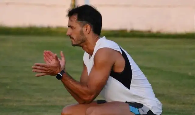 Lucas Baldino dirigiendo la práctica.