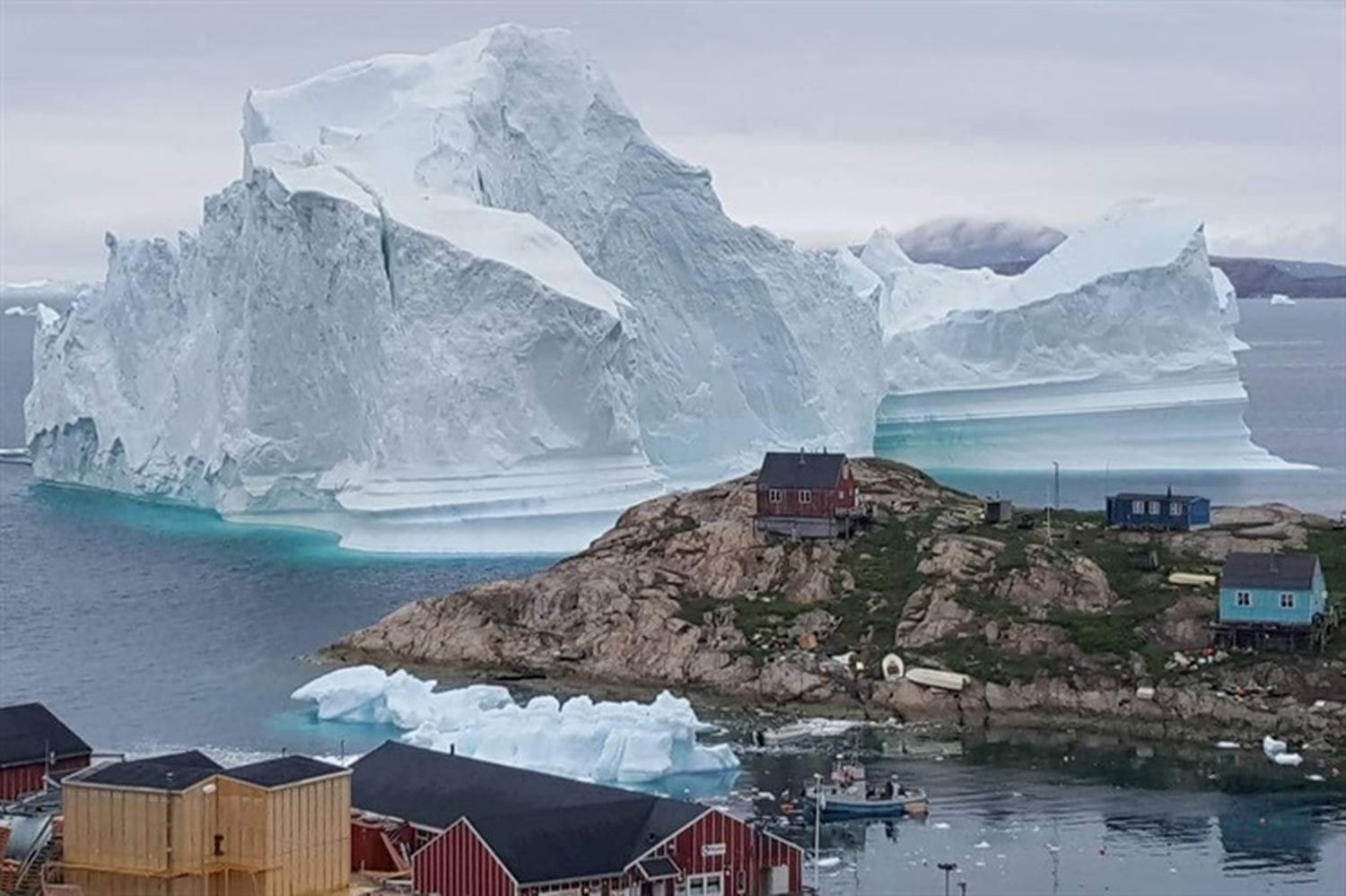 Un iceberg gigantesco amenaza destruir a un pueblo en Groenlandia