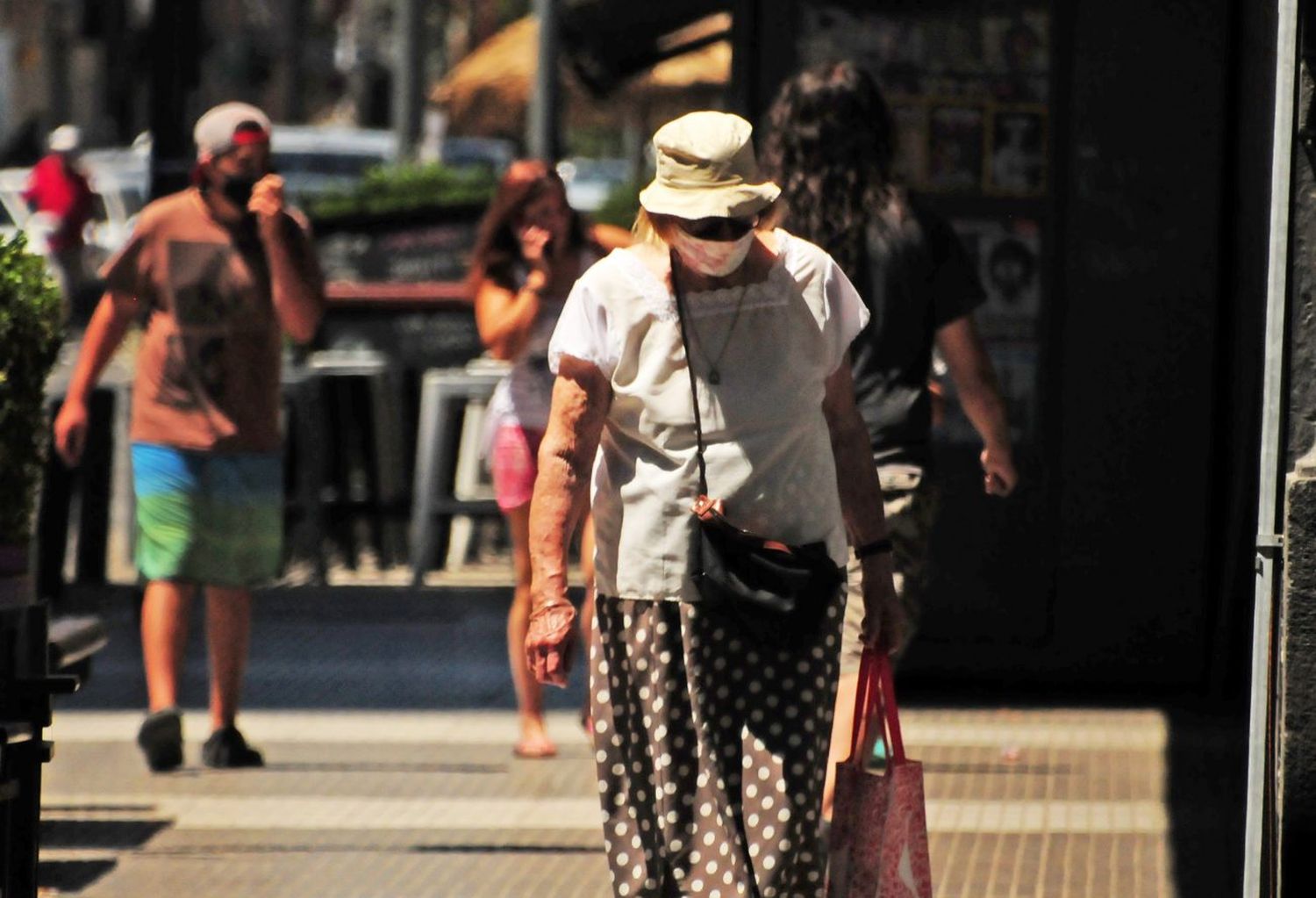 Después de cuatro semanas, hay cierto alivio tras leve baja en los casos positivos y ocupación de camas