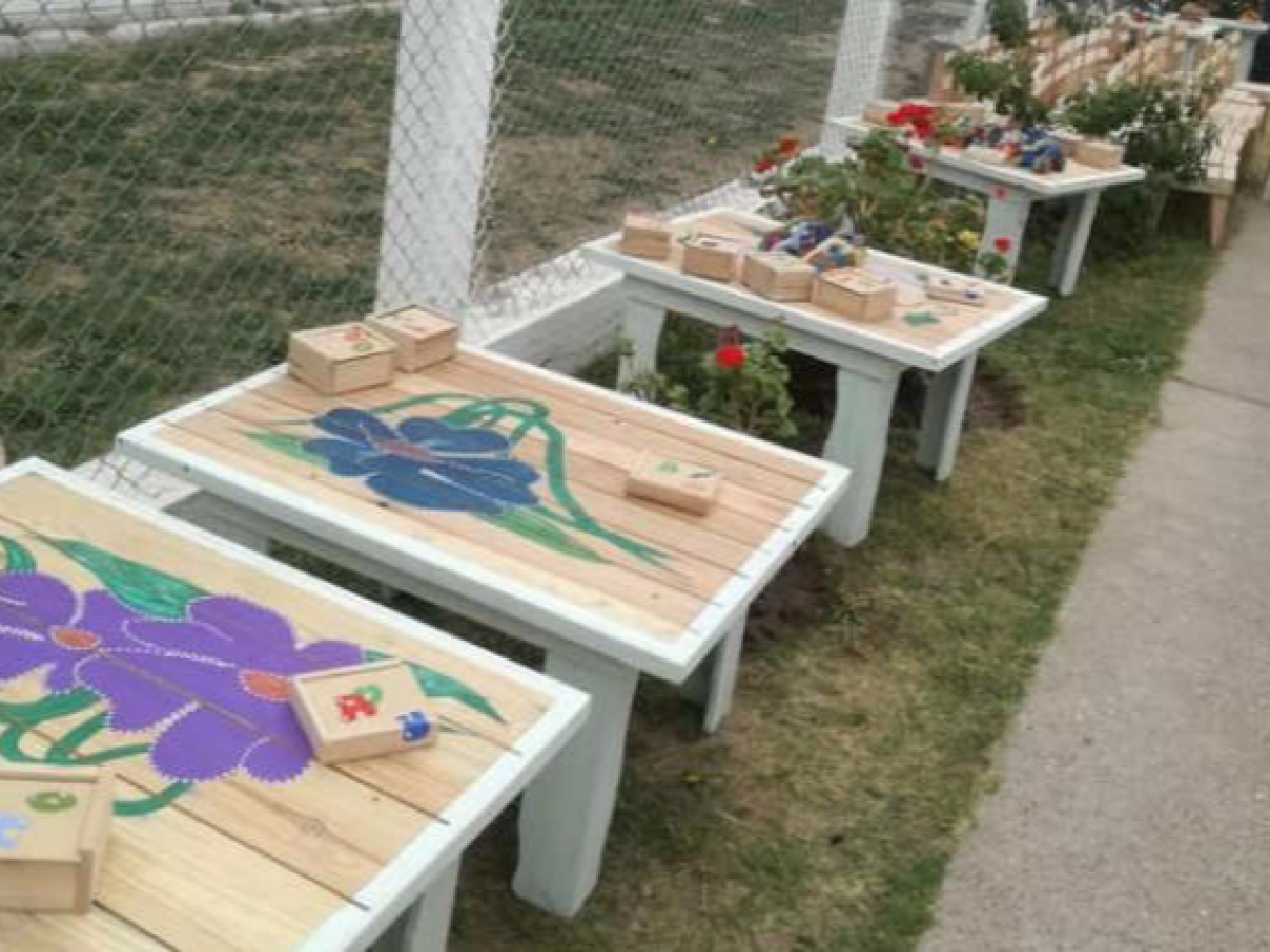 Presos fabricaron muebles y juegos para un jardín incendiado
