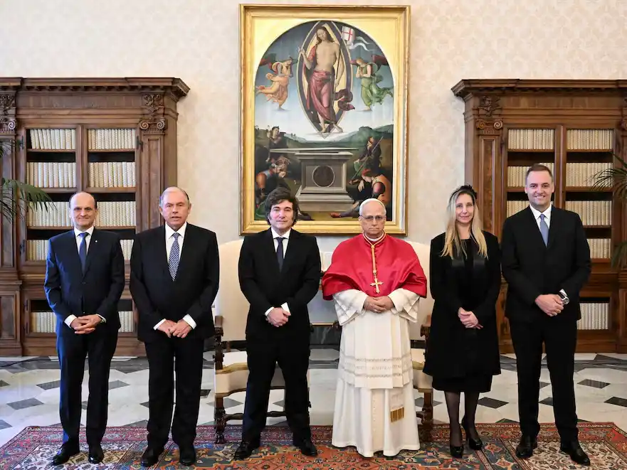 En su reunión, el Papa León XIV le confirmó a Milei que visitará la Argentina