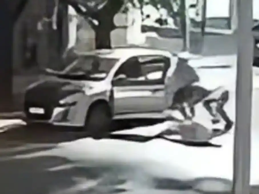La brutal secuencia quedó registrada por una cámara de seguridad.