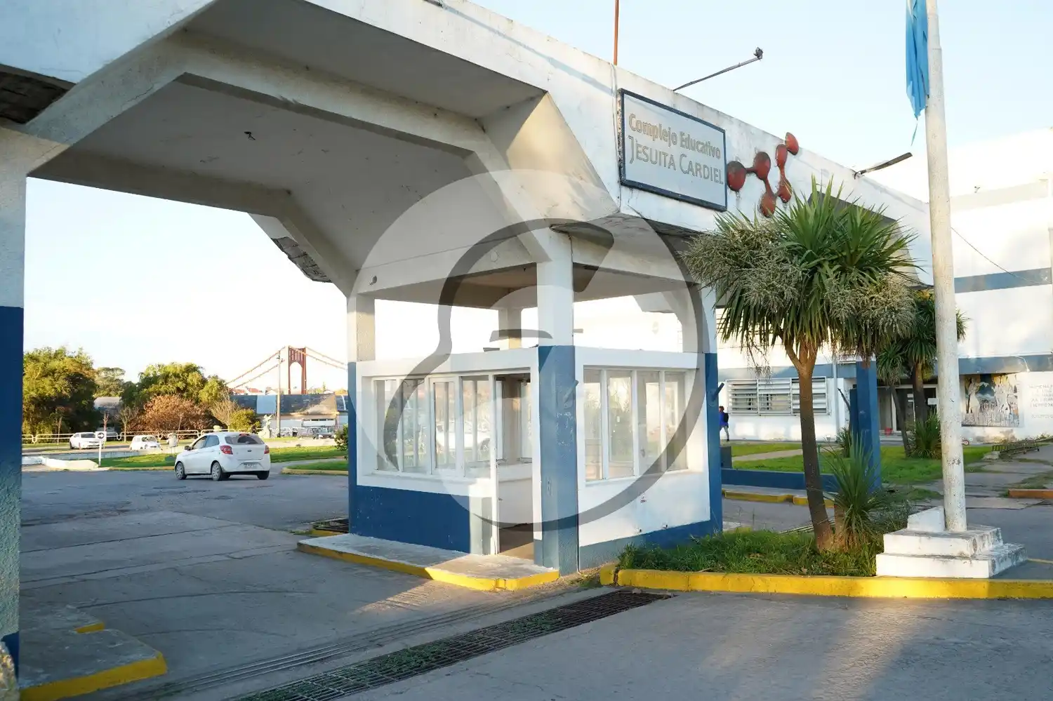 Ingreso al complejo educativo