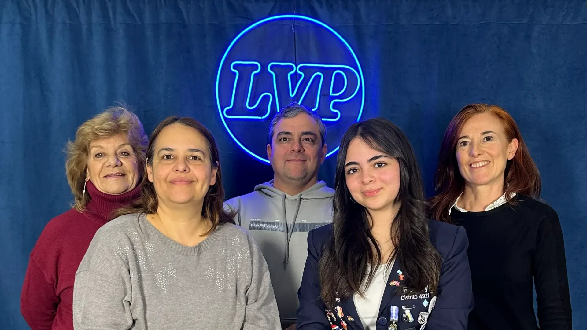 Micaela visitó La Voz del Pueblo junto a sus padres, Natalia Durán y Fabricio Macías, y a integrantes del Rotary Club Tres Arroyos, Liliana Aid y Eugenia Müller