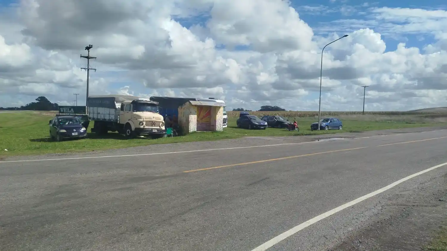 Se replicó en Tandil el paro de transportistas rurales. Se manifestaron en el cruce de Vela.