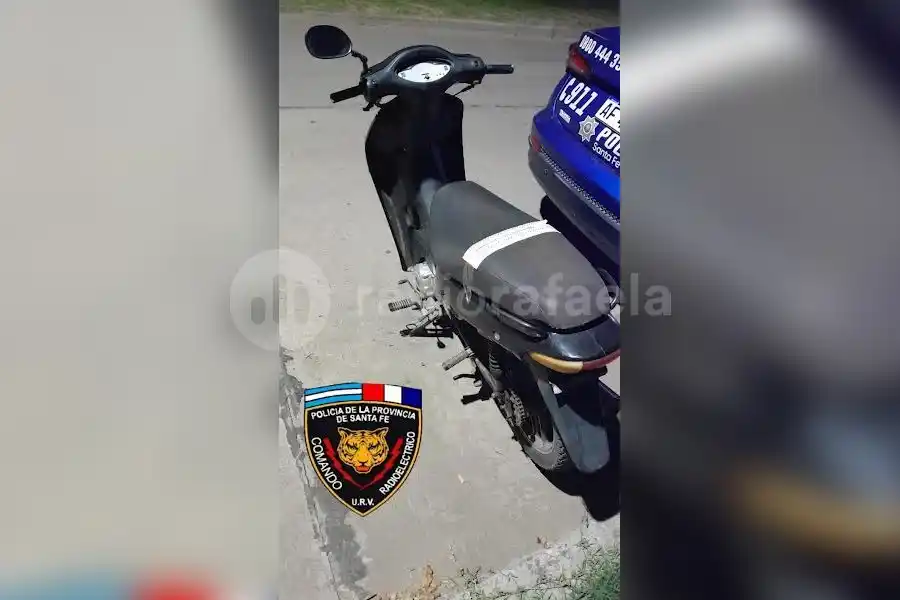 Persecución y detención: embistió a la policía para que no le saquen la moto