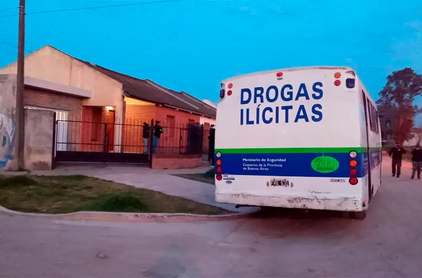 Allanamiento y detención en la sede local de la división Drogas Ilícitas.
