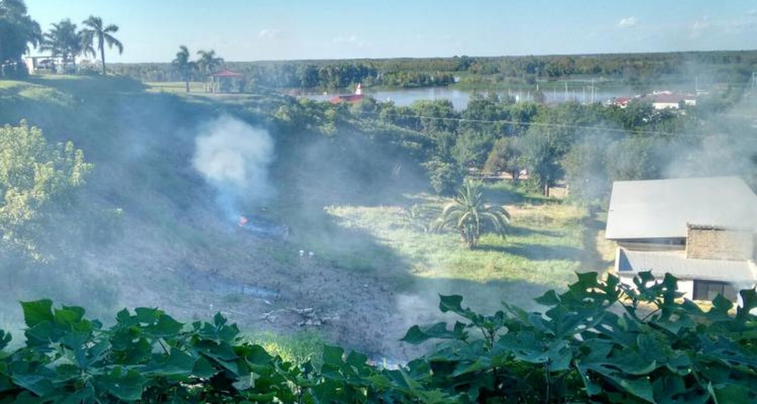 Incendio controlado de pastizales en la barranca del Hotel de Turismo