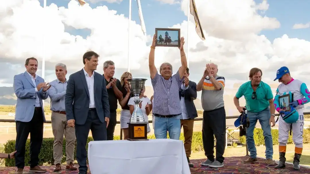 Oscar, recibiendo el galardón tras ganar el Gran Premio Vicente Dupuy