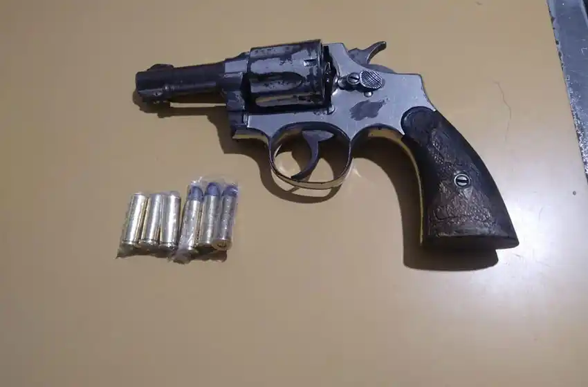 Amenazó, golpeó a su pareja y salió "a los tiros"