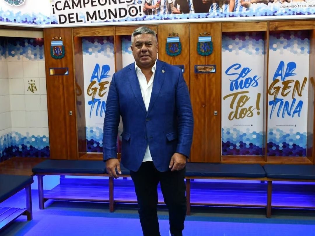 El presidente de la AFA, Claudio "Chiqui" Tapia, en uno de los vestuarios del predio de Ezeiza.