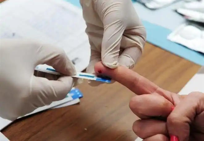 Los testeos rápidos permiten obtener un resultado preliminar en 15 minutos a partir de una muestra tomada mediante un pequeño pinchazo en el dedo.