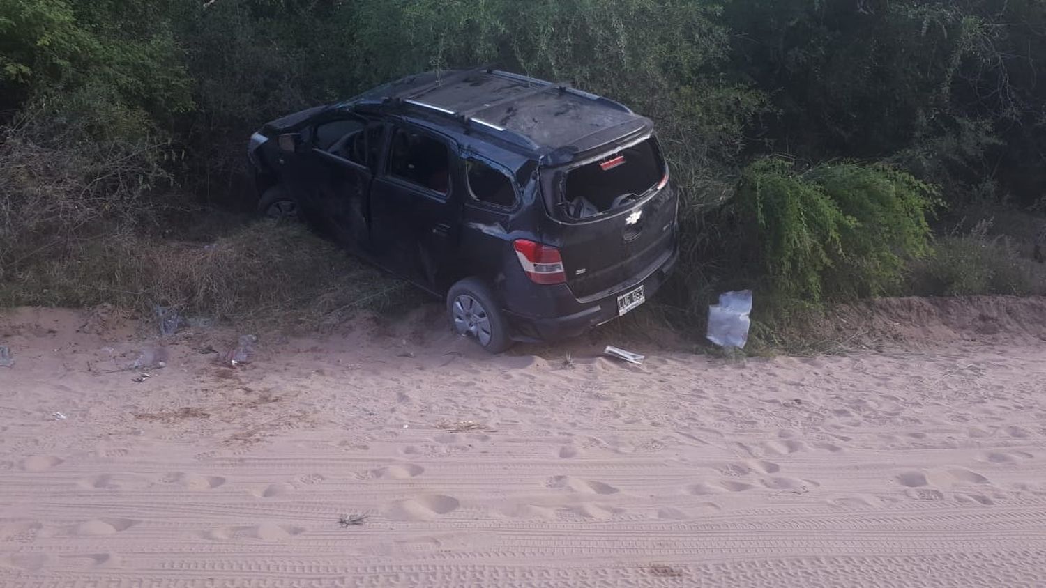Volcó un auto en camino a Ñandubaysal: rescataron a cinco personas