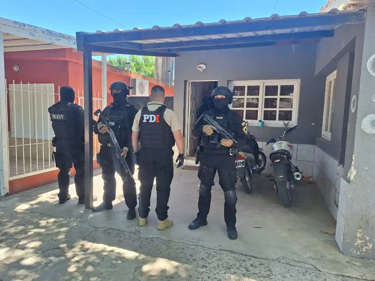 La PDI halló armas, municiones, un celular y una moto en tres allanamientos simultáneos: hay un detenido