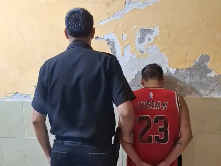 El masculino fue trasladado a la Comisaría Segunda.