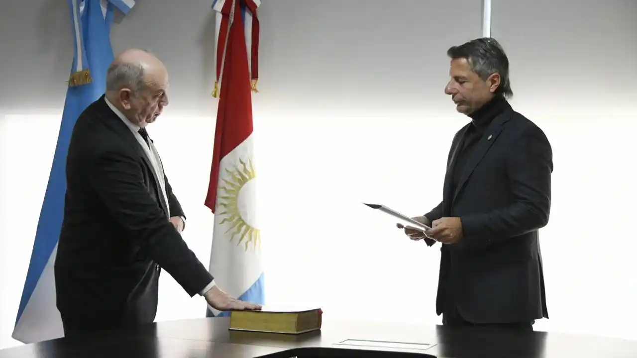 Juan Carlos Sola jurando ante el intendente Damián Bernarte
