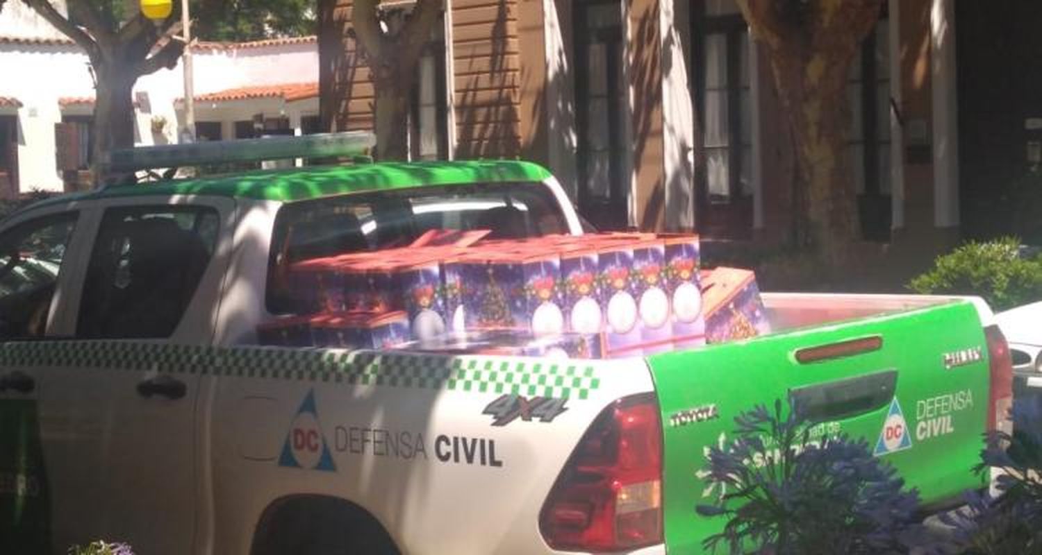 Cajas con sidra y pan dulce para los empleados municipales y obsequios de la provincia para los planes