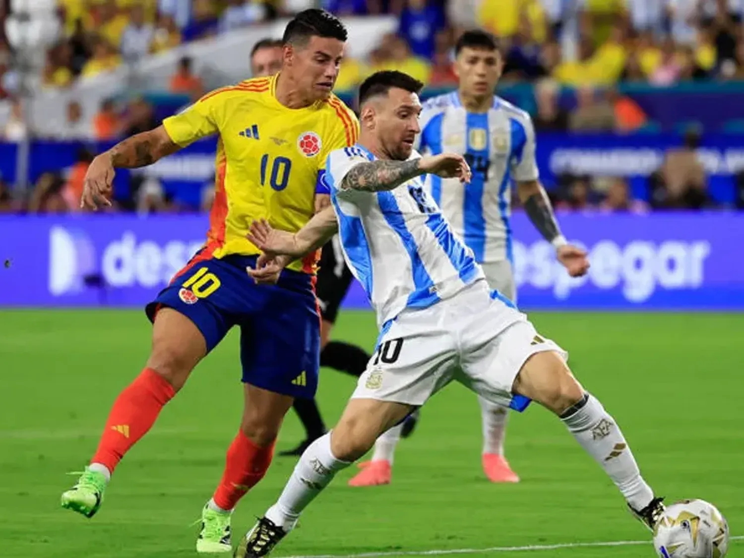 Argentina recibe a Colombia con Messi de titular
