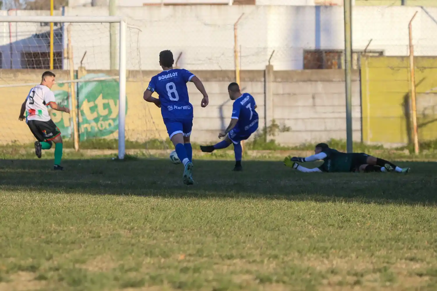 Tellechea deja en el camino a Diego Paiz y define al gol en la victoria de Deportivo sobre Juvenil 1-0 (crédito: Instagram Gol Entra).