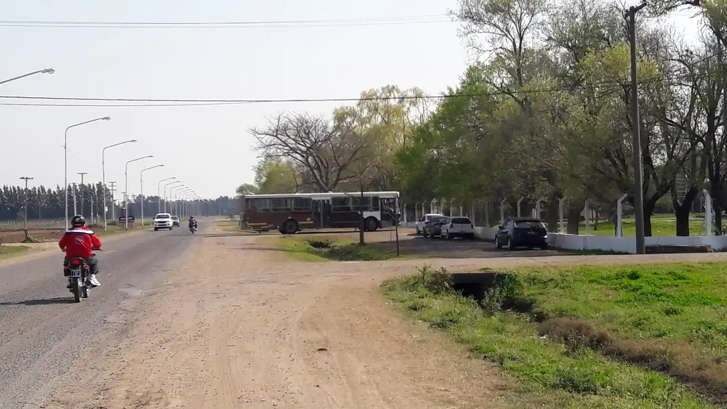 Cada mañana los alumnos esperan el colectivo para concurrir a la escuela. Foto ilustrativa archivo La Opinión.