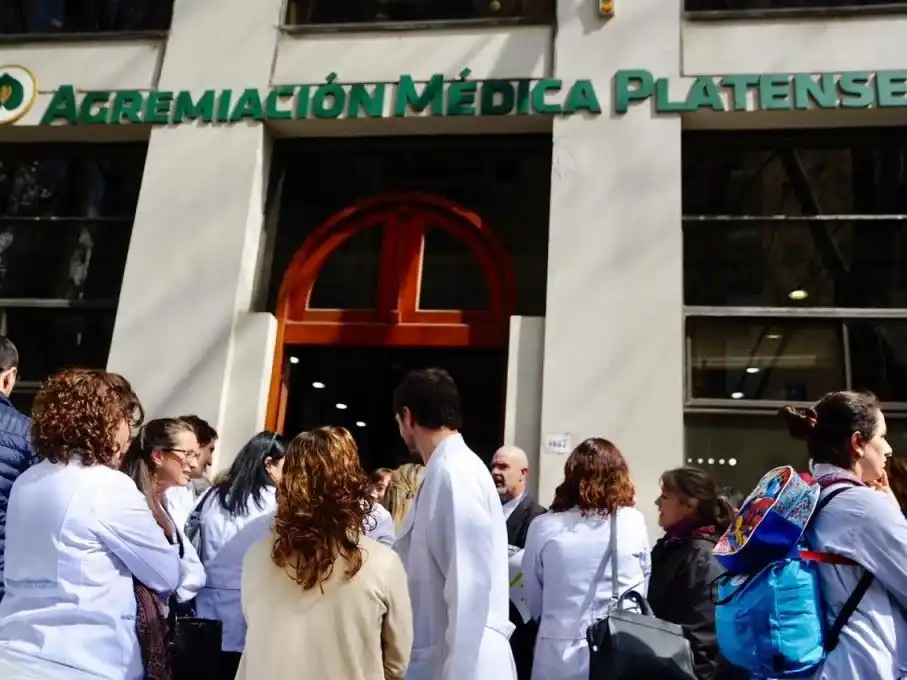 La Agremiación Médica Platense salió a alertar sobre la crisis sanitaria y le reclamó al IOMA la urgente recomposición de honorarios y prestaciones.