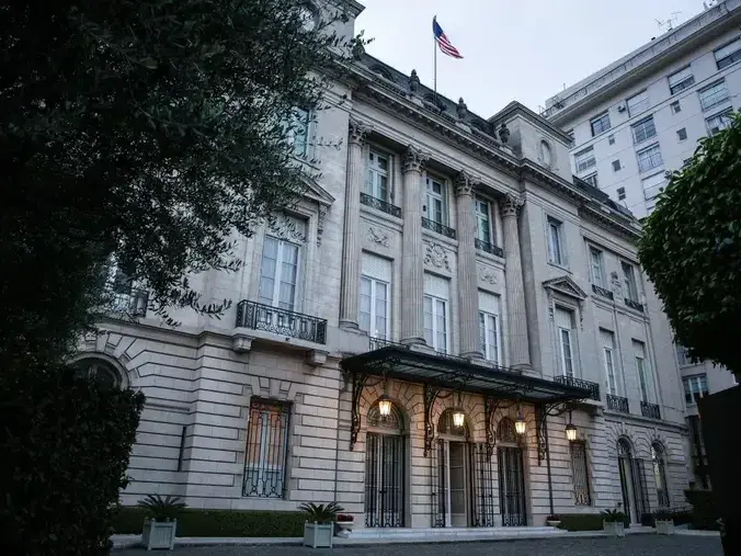 Evacuaron la embajada de Estados Unidos en Buenos Aires por una amenaza de bomba y descartaron explosivos