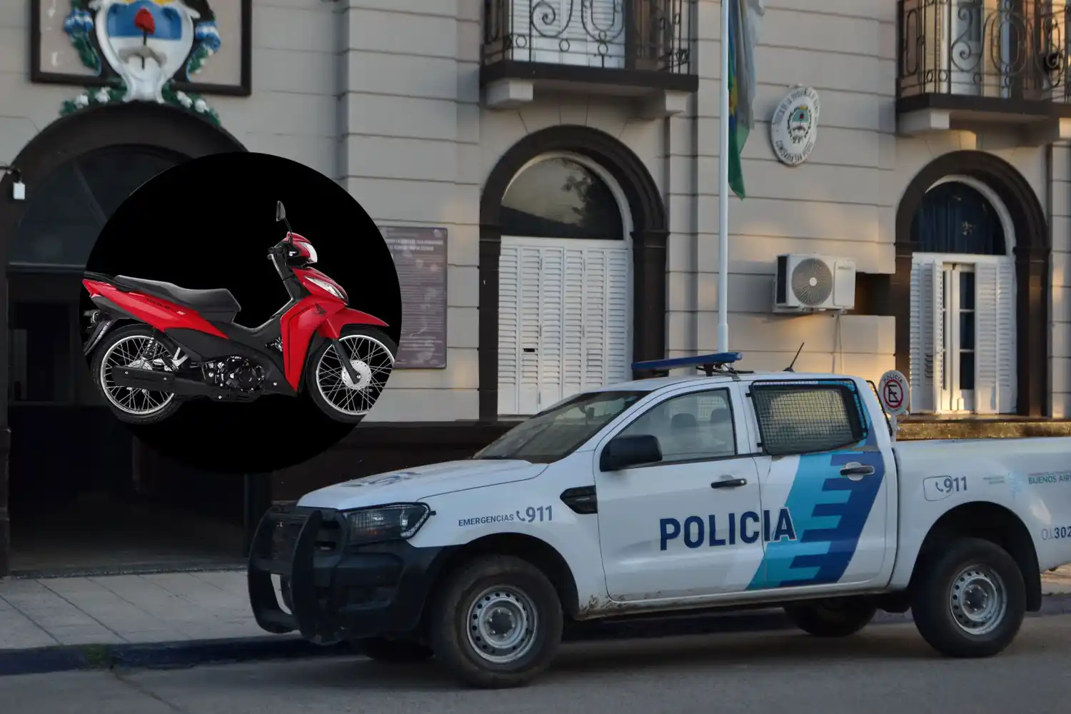 La moto es una Honda Wave roja.