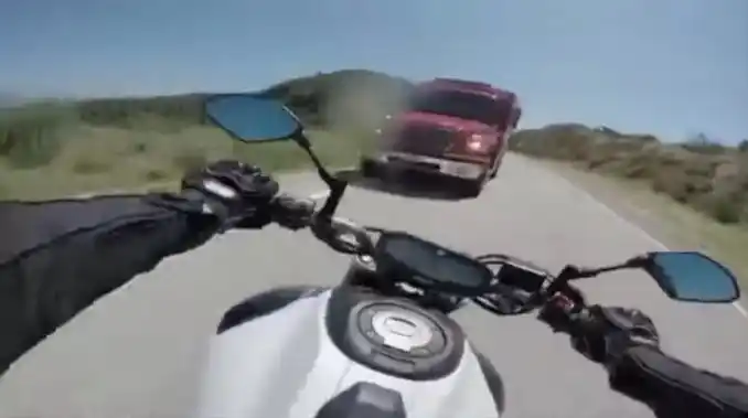 Mirá el terrible choque de una moto de frente contra un camión