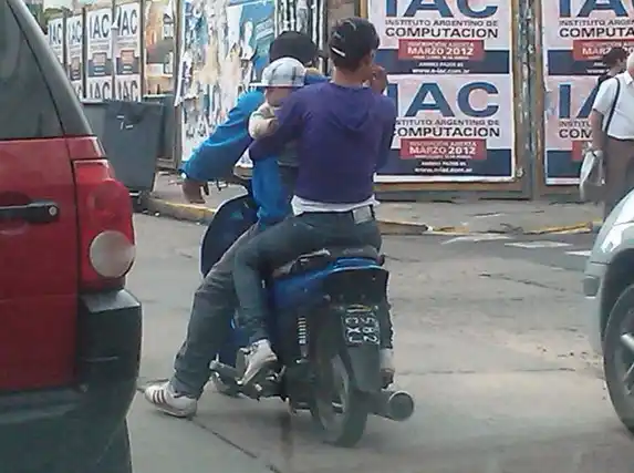 Un bebé se golpeó la cabeza al caer de una moto tras un accidente