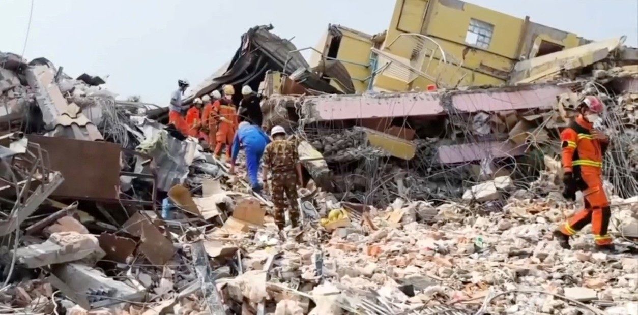 Rescatistas rusos trabajan entre los escombros tras el terremoto en Myanmar