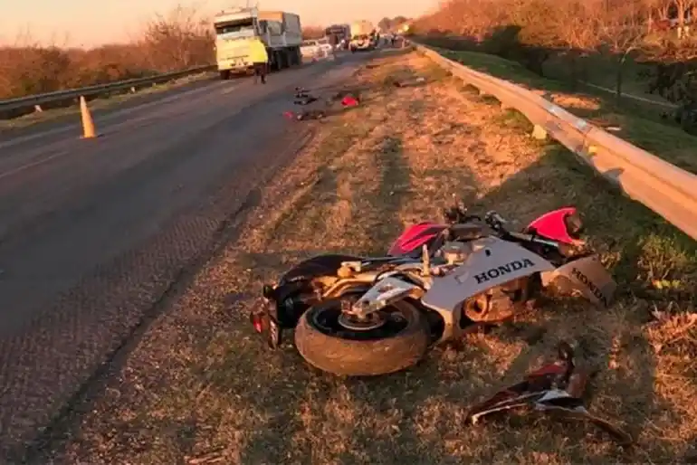 Accidente fatal: murió un motociclista que chocó contra un guardarrail