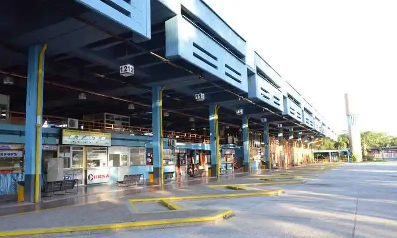 Insfrán anunció el reinicio del servicio de transporte aéreo y terrestre en Formosa