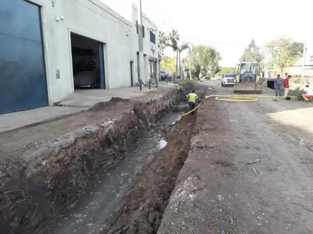 Dañaron un caño madre de agua en el Barrio Pancho Ramírez
